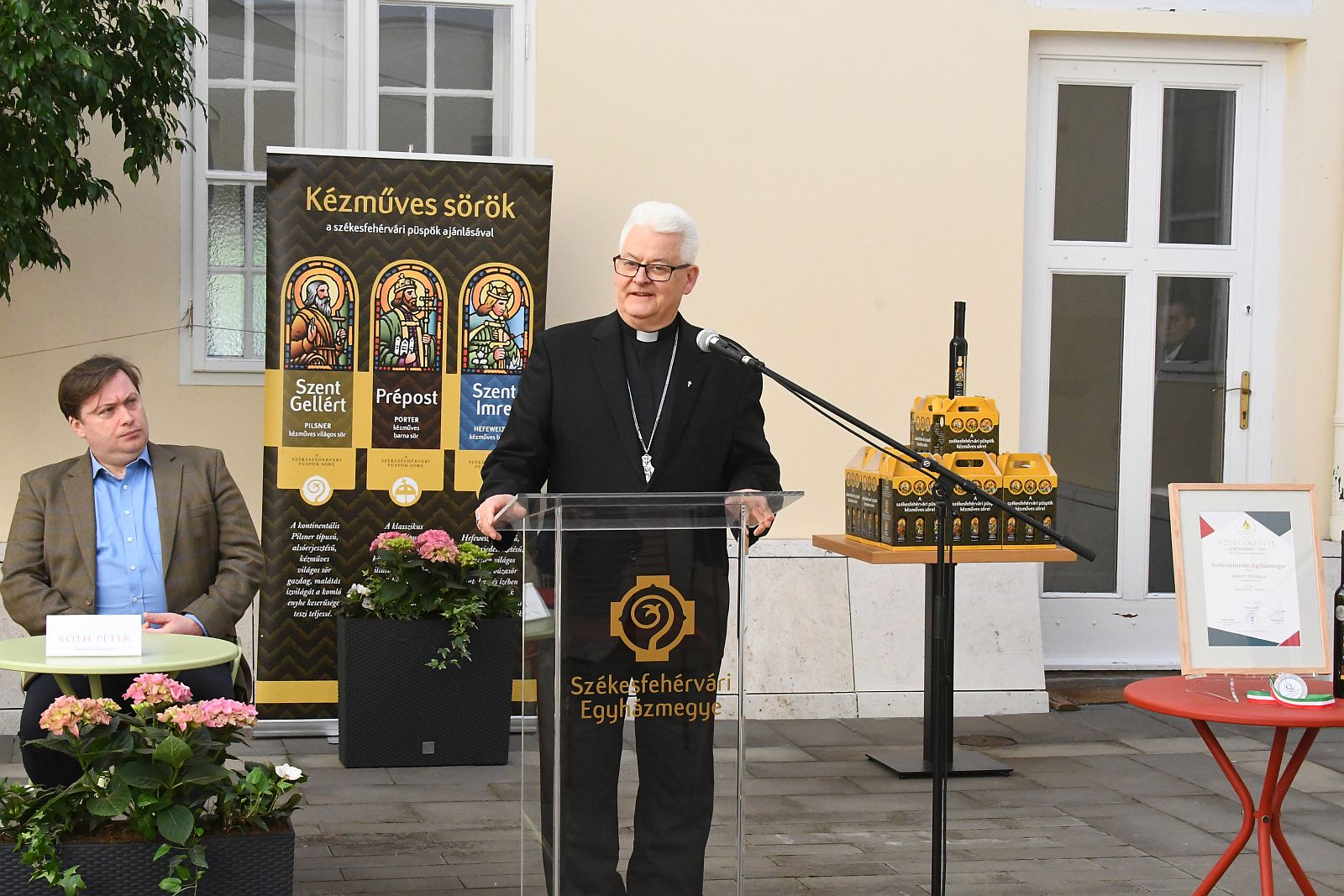 Új sörpárlattal és süteménnyel nyílt meg a Barátok kávézó csendes belső terasza